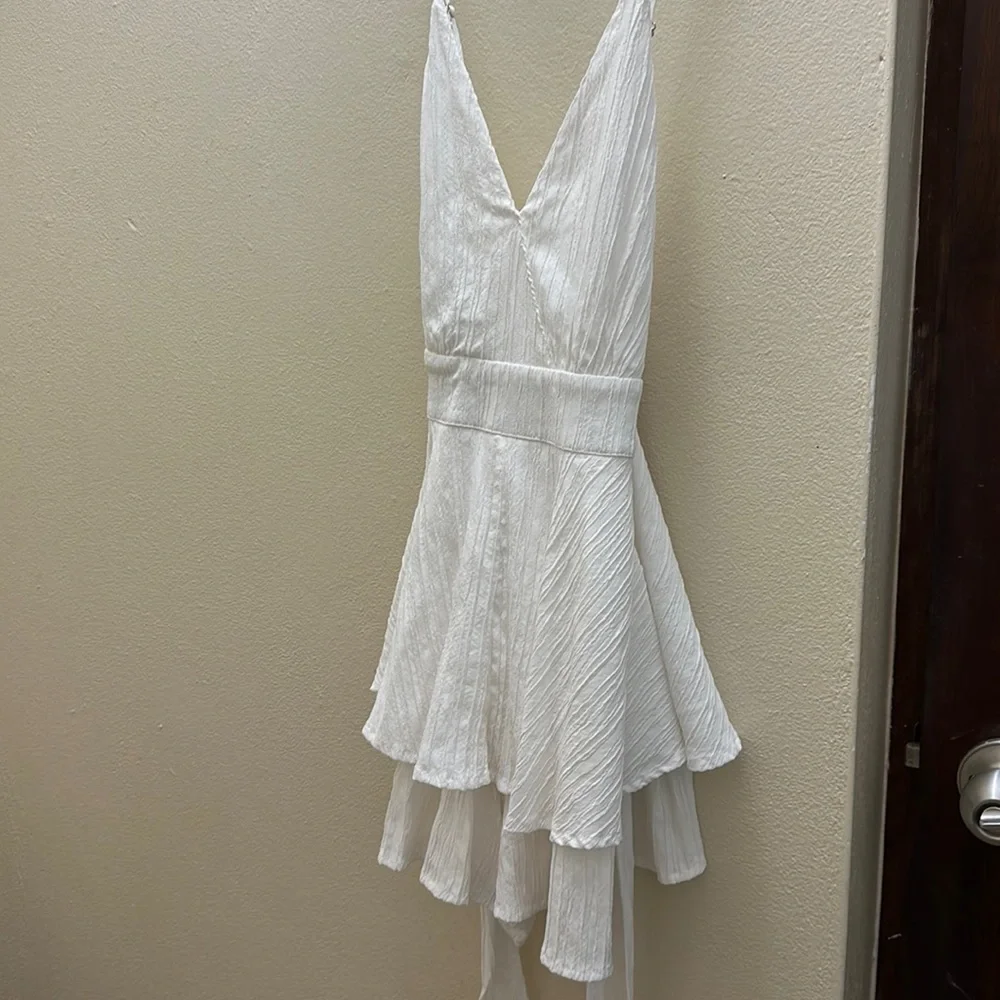 Short romper, jumpsuit, V cut at the top, crossed straps at the back - Picture 3 of 17